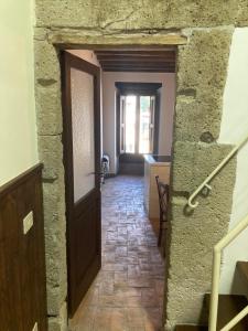 un pasillo con una puerta que conduce a una habitación en La casetta nel granaio en Capranica