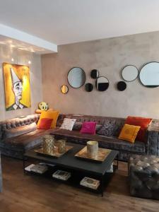 a living room with a couch with mirrors on the wall at LUXUEUX APPARTEMENT AU COEUR DE GENEVE ,a deux pas du LAC in Geneva +5 photos