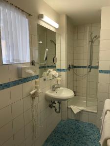 a bathroom with a sink and a shower at Ferienwohnung Altstadt Güstrow in Güstrow