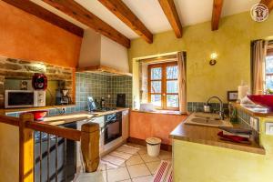 Kuchyň nebo kuchyňský kout v ubytování Gite 1 Les Perrières 6 personnes Bourgogne Maison entre Autun et Le Creusot TGV Maymard Yannick