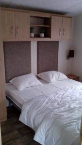 A bed or beds in a room at Luxe vakantiechalet met omheinde tuin Bredene 6pers (2572)
