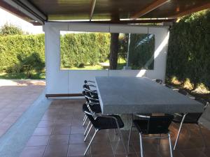 Casa Hipólito في لا إسترادا: طاولة سوداء وكراسي على الفناء