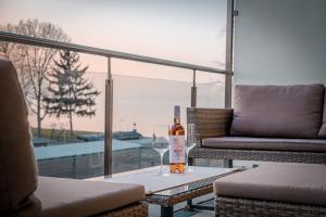 een fles wijn en een glas op een tafel bij MF Casa Panorama Apartment in Siófok