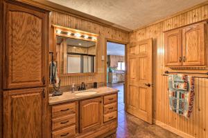 Galeriebild der Unterkunft Comfy Ranch Apartment in New River Stables! in Boone