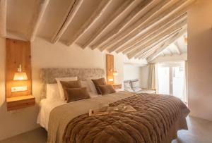 Postel nebo postele na pokoji v ubytování Hacienda Fresneda María by Charming Stay Adults Recommended
