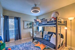 Postel nebo postele na pokoji v ubytování Galveston East End Condo with Pool Less Than 1 Mi to Beach! + 17 fotografií