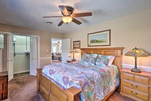 Un pat sau paturi într-o cameră la Appalachian Boone Horse Ranch Retreat with Mtn Views
