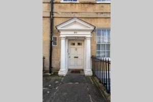 una puerta blanca en el lateral de un edificio en Stylish Georgian Retreat en Bath