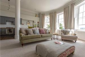 sala de estar amplia con sofá y silla en Stylish Georgian Retreat en Bath