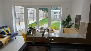 Χώρος καθιστικού στο Central Ashford Stay - Contractors & Families Welcome - Free Parking