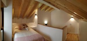 1 dormitorio con 1 cama en una habitación con techos de madera en Apartamentos Turísticos El Peñón, en Tapia de Casariego