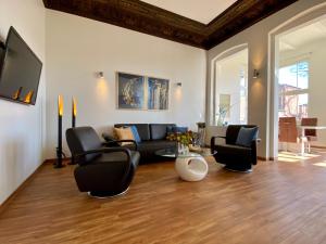 - un salon avec un canapé, des chaises et une table dans l'établissement Villa Anna - Johann Strauss, à Heringsdorf