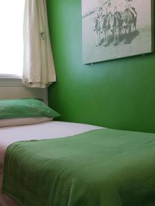 ブラックプールにあるOakleigh Houseの緑のベッドルーム(ベッド1台、馬の写真付)