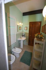 a bathroom with a sink and a toilet and a sink at Tenuta la Cipresseta in Monsanto