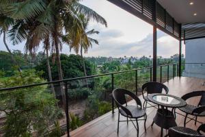 מרפסת או טרסה ב-The Cloverleaf Super Luxury Villa Goa With Private Pool, North Goa