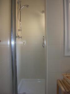 トラーパニにあるCasa Vacanze Trapani Via Mercèのバスルーム(ガラスドア付きのシャワー付)