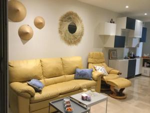sala de estar con sofá y 2 sillas en Bord de mer - Cannes la Bocca, en Cannes