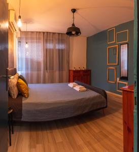 un dormitorio con una cama y una ventana en Urban style in the Centre, en Varna