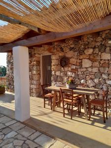Patio alebo iná vonkajšia časť ubytovania Trullo "Il fico d'india"