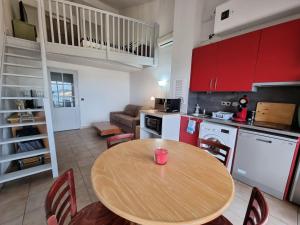 Η κουζίνα ή μικρή κουζίνα στο Appartement VUE MER TERRASSE CLIM WIFI +8 φωτογραφίες
