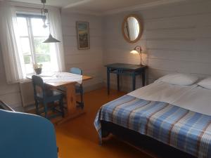 Postel nebo postele na pokoji v ubytování Lövånger Kyrkstad