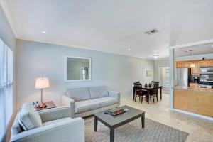uma sala de estar com um sofá e uma mesa em Wilton Palms - Unit 102 & 103 em Fort Lauderdale
