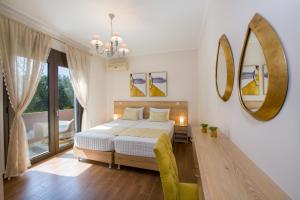 Postel nebo postele na pokoji v ubytování Villa Elisabeth View + 37 fotografií