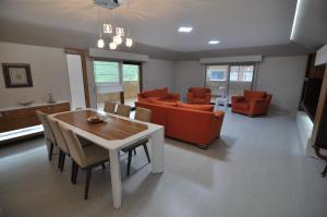 Posezení v ubytování Dekar Apartments