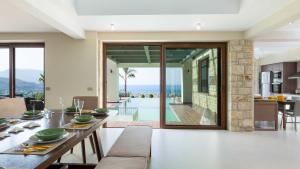 キサモスにあるVilla Emilia I Luxury, amazing seaview, next to the townの海の見えるダイニングルーム