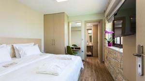 キサモスにあるVilla Emilia I Luxury, amazing seaview, next to the townのタオルが敷かれた大きな白いベッドのある寝室 +45枚の写真