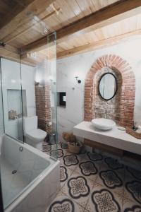La salle de bains est pourvue d'un lavabo, de toilettes et d'une douche. dans l'établissement Elia City House, à Kavala