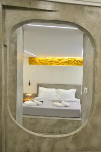 ein Schlafzimmer mit einem großen Spiegel über einem Bett in der Unterkunft CAVE Luxury House in Kissamos