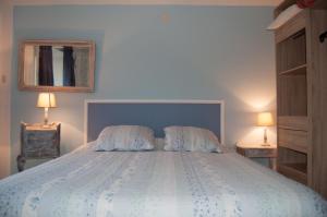 una camera da letto con un grande letto con due cuscini di Chambres d'hôtes de la Quairelle a Gerpinnes