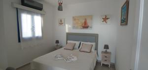 Кровать или кровати в номере Pasithea Villa Finiki