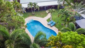 uma vista sobre uma piscina num quintal com palmeiras em Wilton Palms - Unit 102 & 103 em Fort Lauderdale