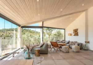 una sala de estar con un sofá y una mesa en Hacienda Fresneda María by Charming Stay Adults Recommended, en Villanueva del Rosario