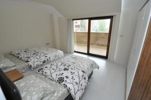 Postel nebo postele na pokoji v ubytování Dekar Apartments