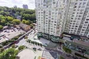 une vue aérienne sur une ville avec de grands bâtiments dans l'établissement NAVIT apartments with breakfast, near the railway station, the city center and the park, à Kiev