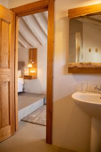 un baño con lavabo y espejo en Hacienda Fresneda María by Charming Stay Adults Recommended, en Villanueva del Rosario