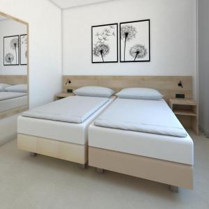 Кровать или кровати в номере Landgasthof-Bikerhotel Arnold
