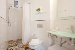 y baño con aseo, lavabo y ducha. en Casa Muntaner, en Barcelona