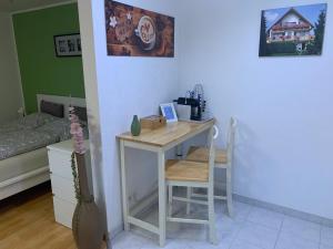 a room with a desk and a table and chairs at Apartment Erfurt-Marbach in Erfurt