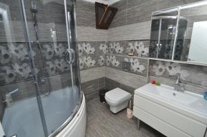Koupelna v ubytování Dekar Apartments