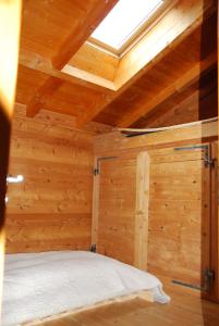 um quarto num chalé com uma cama em Chalet Edelweiss - Verbier, Mountain Views, Jacuzzi! em Vollèges