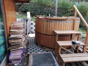Un balcón o terraza de Onix- Kis-tó Apartman ORFŰ