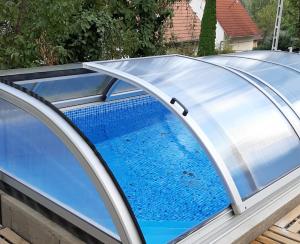 Piscina en o cerca de Onix- Kis-tó Apartman ORFŰ