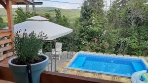 Piscina en o cerca de Onix- Kis-tó Apartman ORFŰ