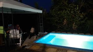 Piscina en o cerca de Onix- Kis-tó Apartman ORFŰ