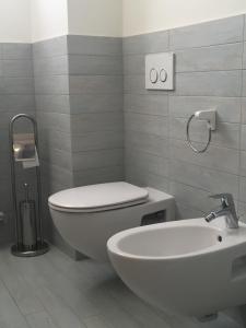 y baño con aseo blanco y lavamanos. en Casale Antico Borgo, en Colico