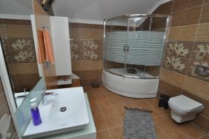 Koupelna v ubytování Dekar Apartments